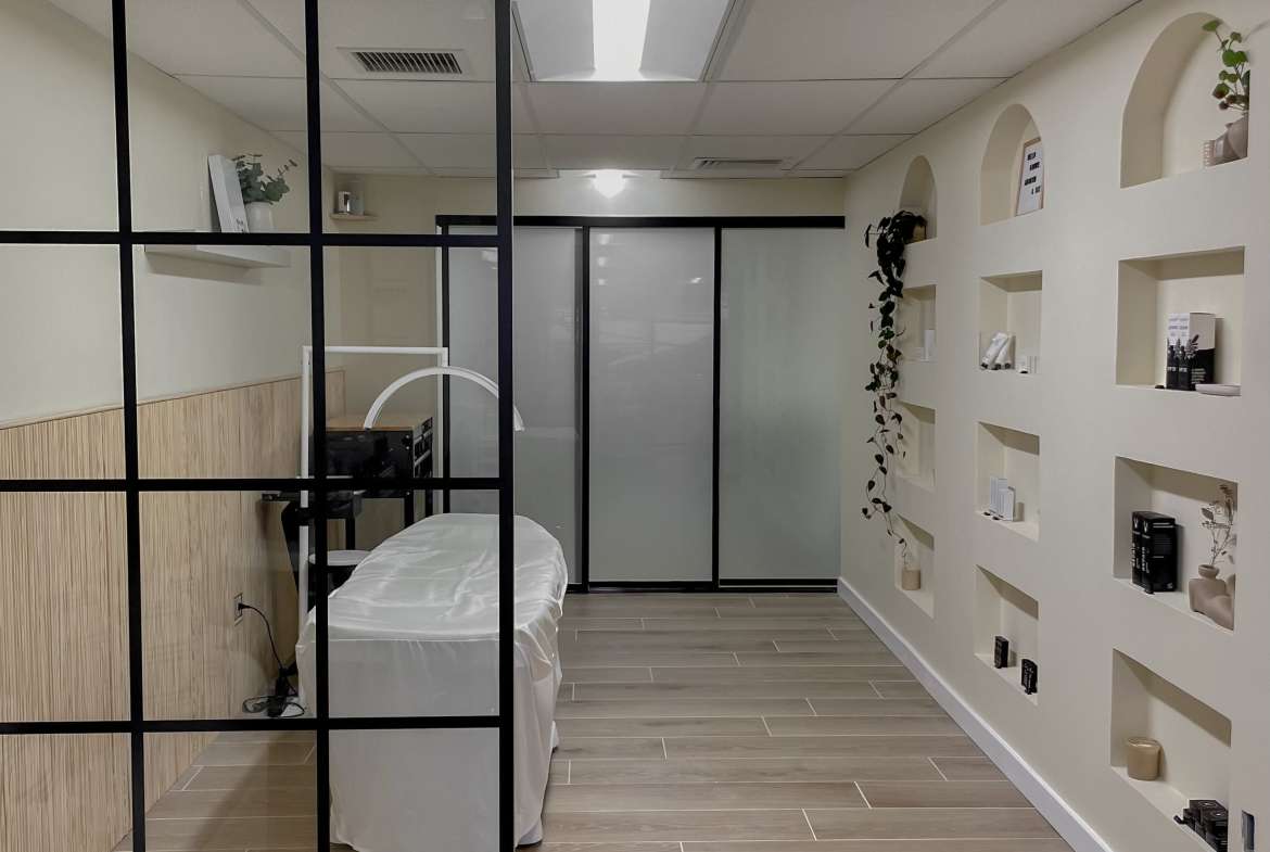 Lash Artist Space For Rent In The Growing Kakaako Area! Salon Renter