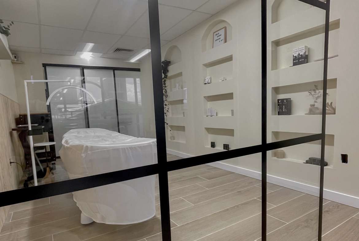 Lash Artist Space For Rent In The Growing Kakaako Area! Salon Renter