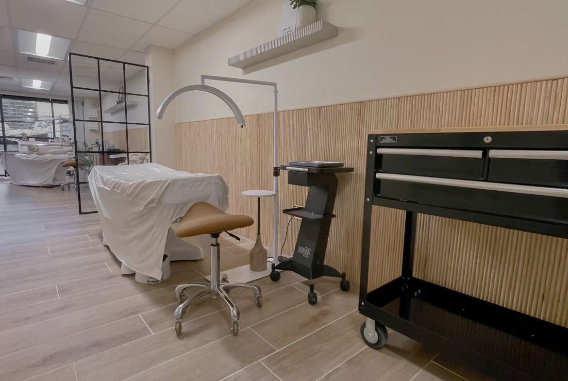 Lash Artist Space For Rent In The Growing Kakaako Area! Salon Renter