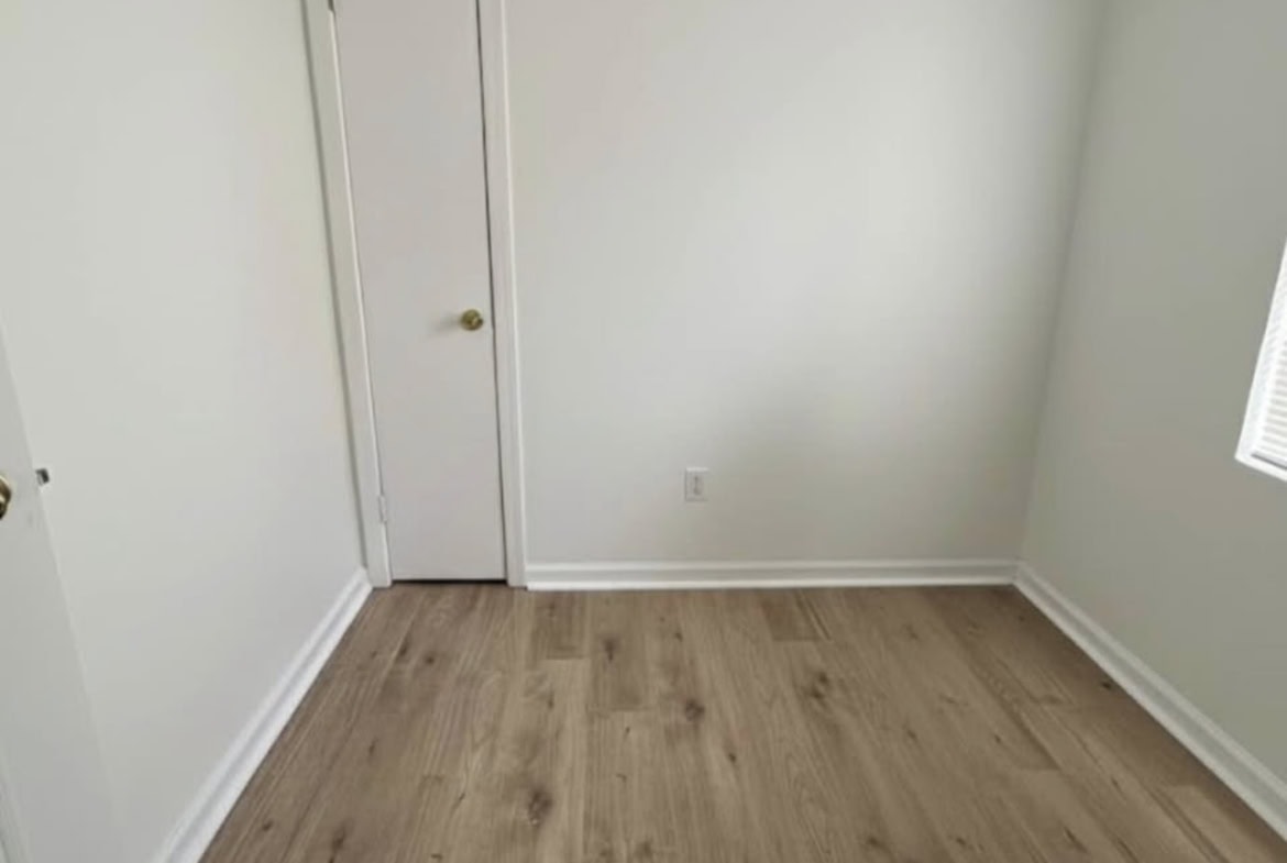 Small salon room available for rent at Salon Renter. Perfect for beauty professionals seeking a priv.