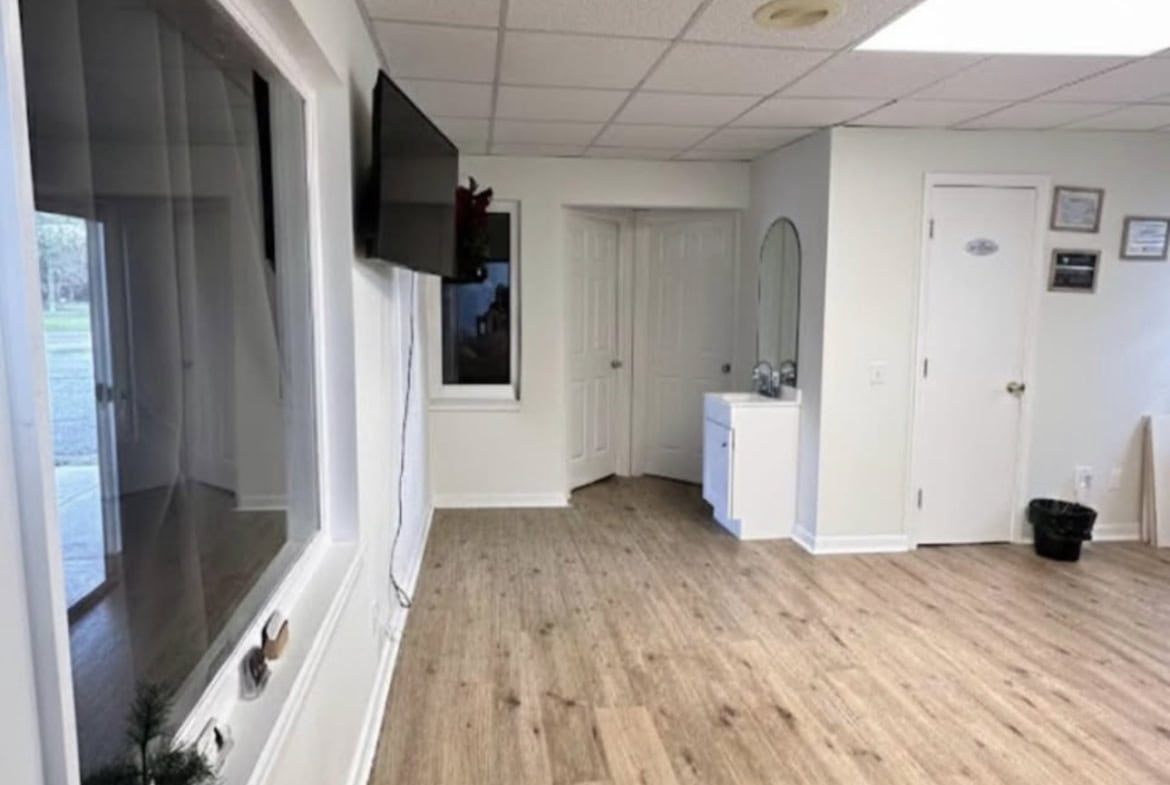 Bright, large open salon space for rent with natural light and modern decor.