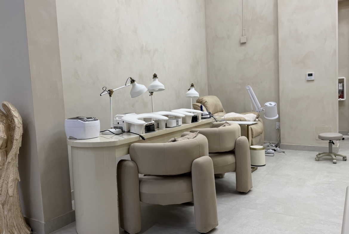 Salon renter station with styling chairs, mirrors, and hairdressing tools.