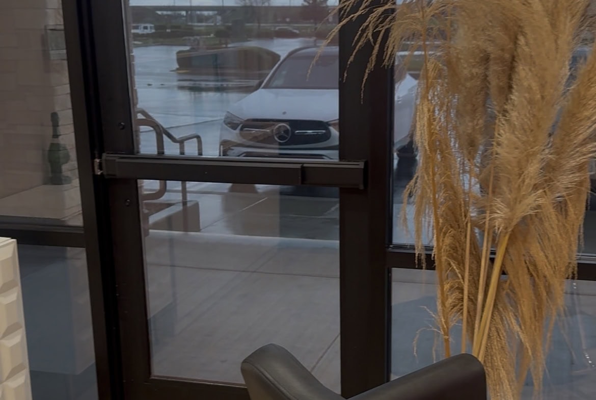 Salon Renter interior with large window and stylish decor.