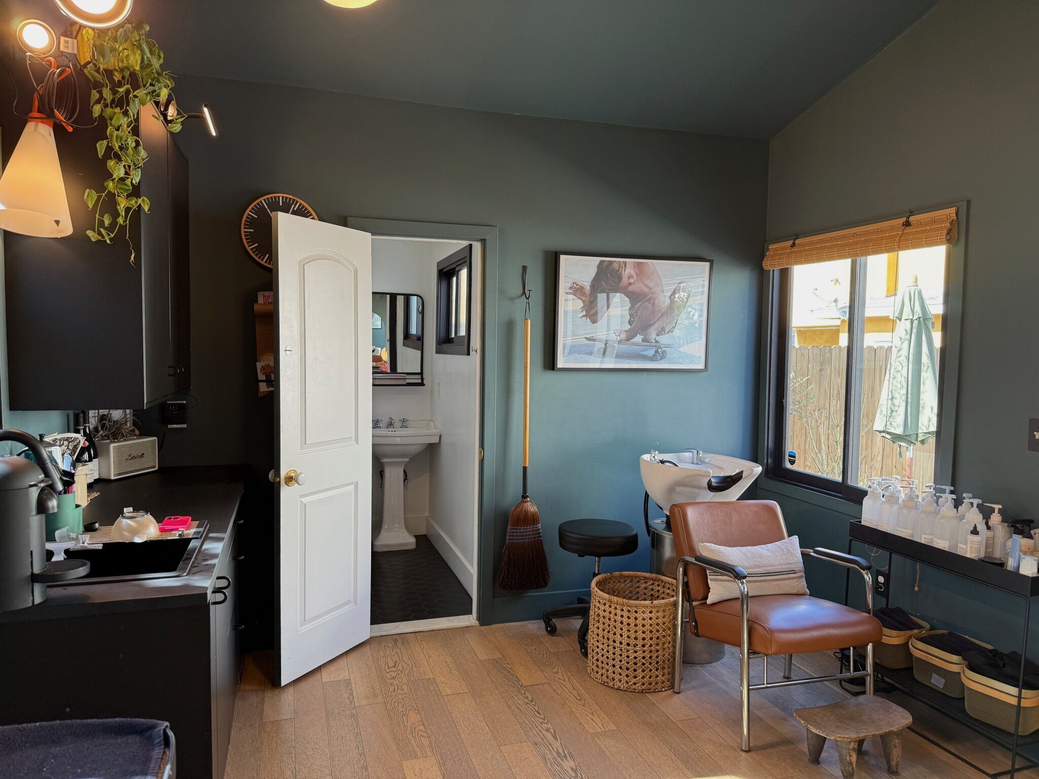 Stand Alone Salon For Lease - Photo 1