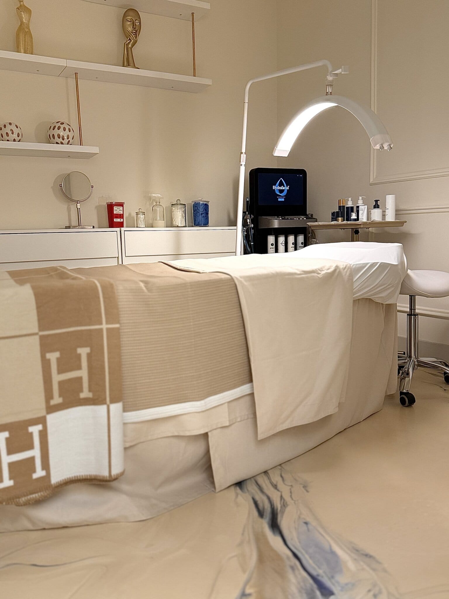 Luxury Private Suite for Rent - Photo 1