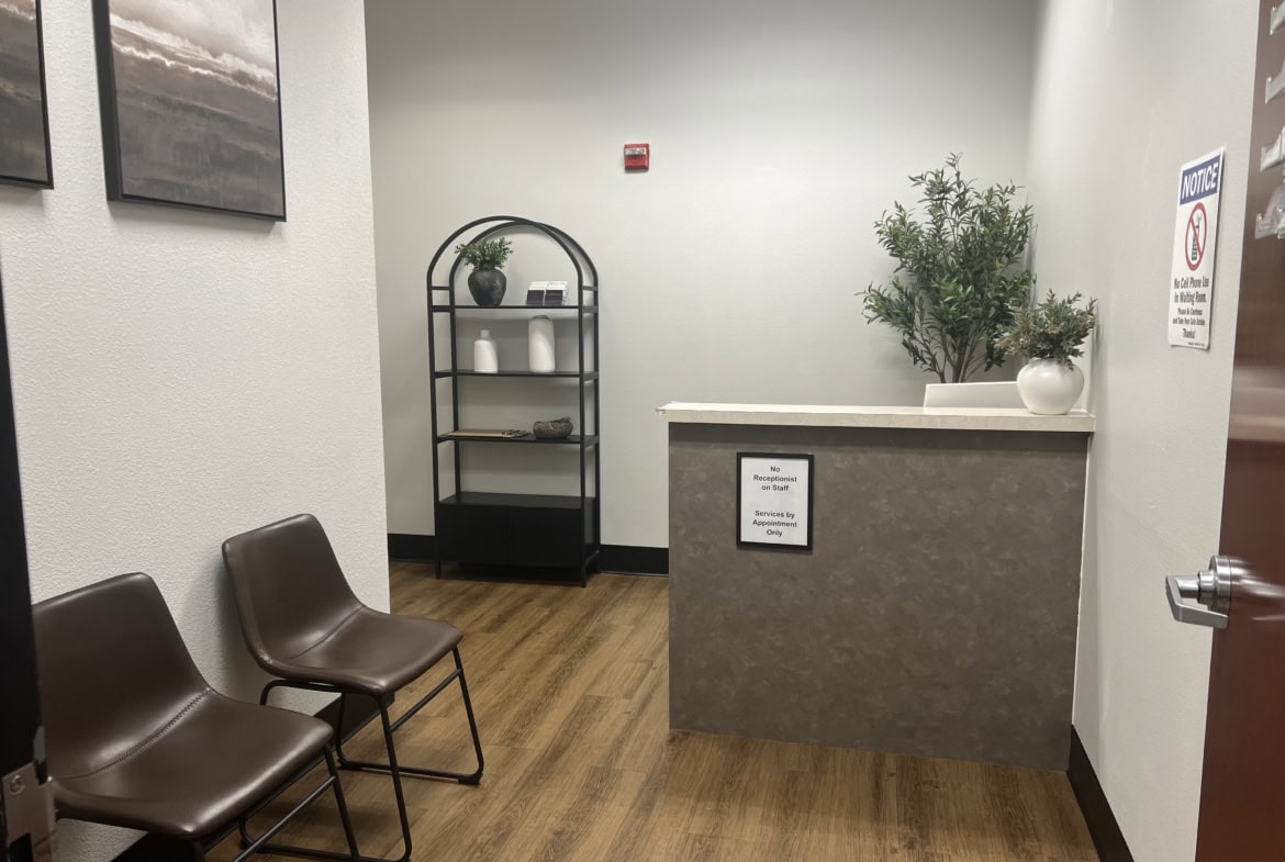 Reception area at Salon Renter with seating and decor.