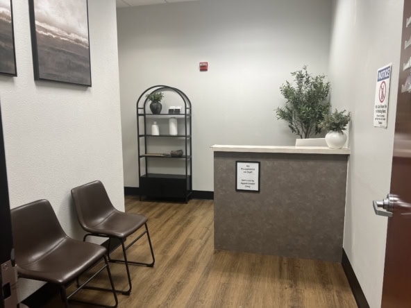 Reception area at Salon Renter with seating and decor.