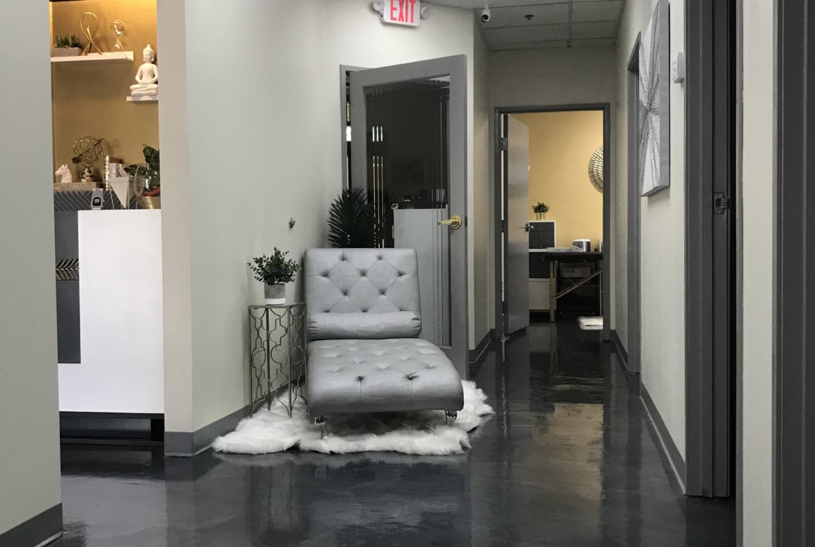 Modern salon waiting area with stylish decor and comfortable seating.