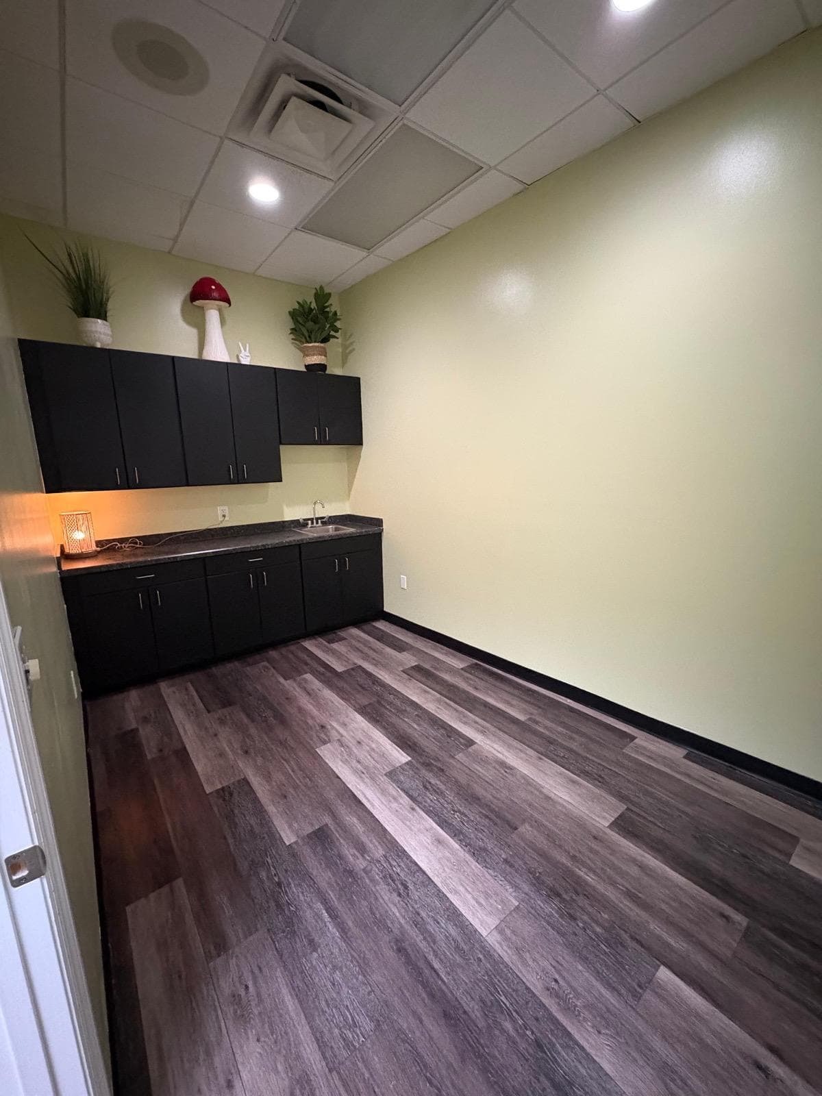 Private VIP Beauty Suite for Rent – Not a Booth | Ideal for Established Professionals - Photo 1