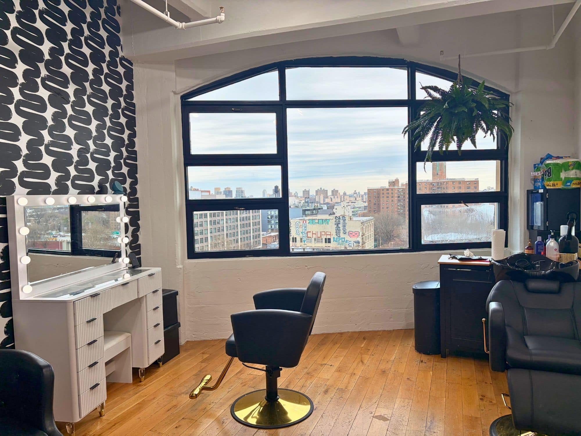 Luxury Salon Suites & Booth Rentals in DUMBO Brooklyn Skyline Views - Photo 1