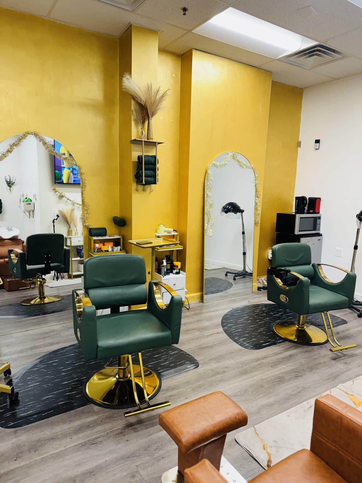 Weekly & Daily Chair Rental in Luxury Salon - Photo 1