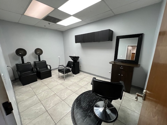 Extra-Large Salon Suite in Lithia Springs, GA